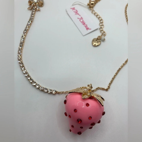 BETSEY JOHNSON Enamel Pink Strawberry Necklace with Red Crystal Seeds NEW NWT - Picture 7 of 13